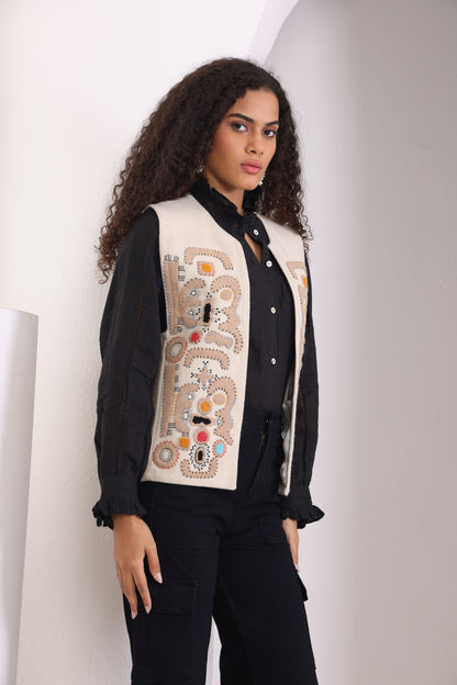 “Single recyclable wool beige and camel applique embroidery vest” 